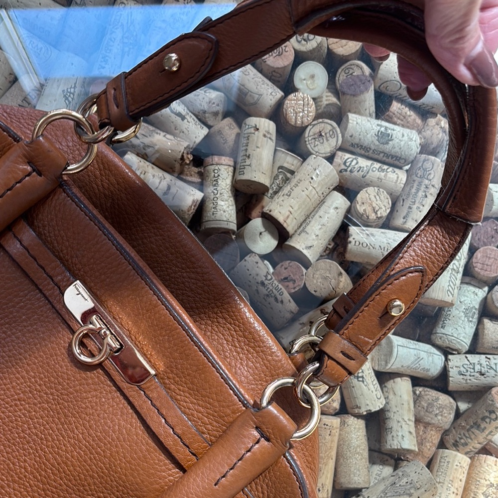 Elegant Brown Leather Handbag - Picture 5 of 6